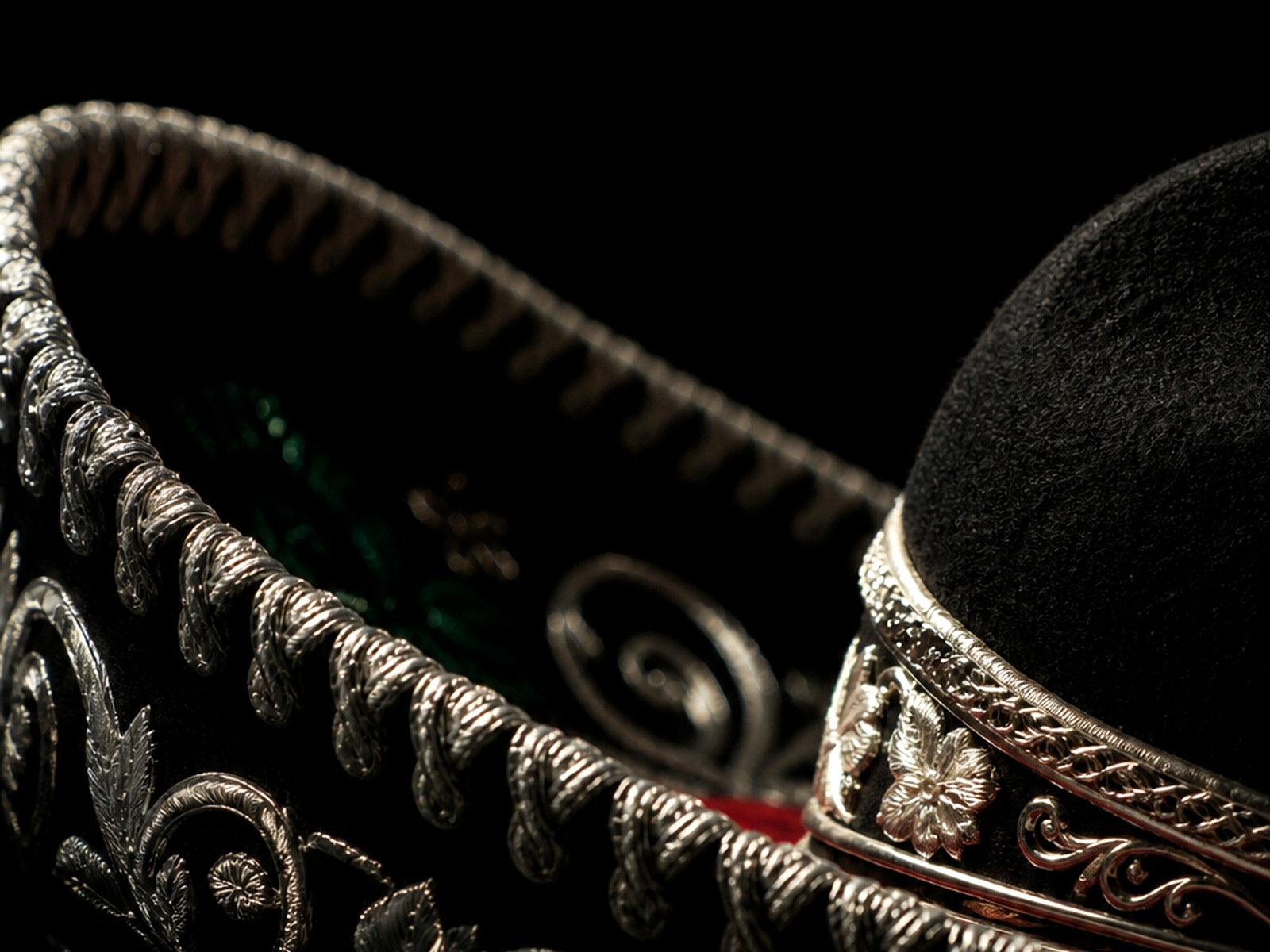 Detalle de bordado plateado sobre sombrero de charro negro.