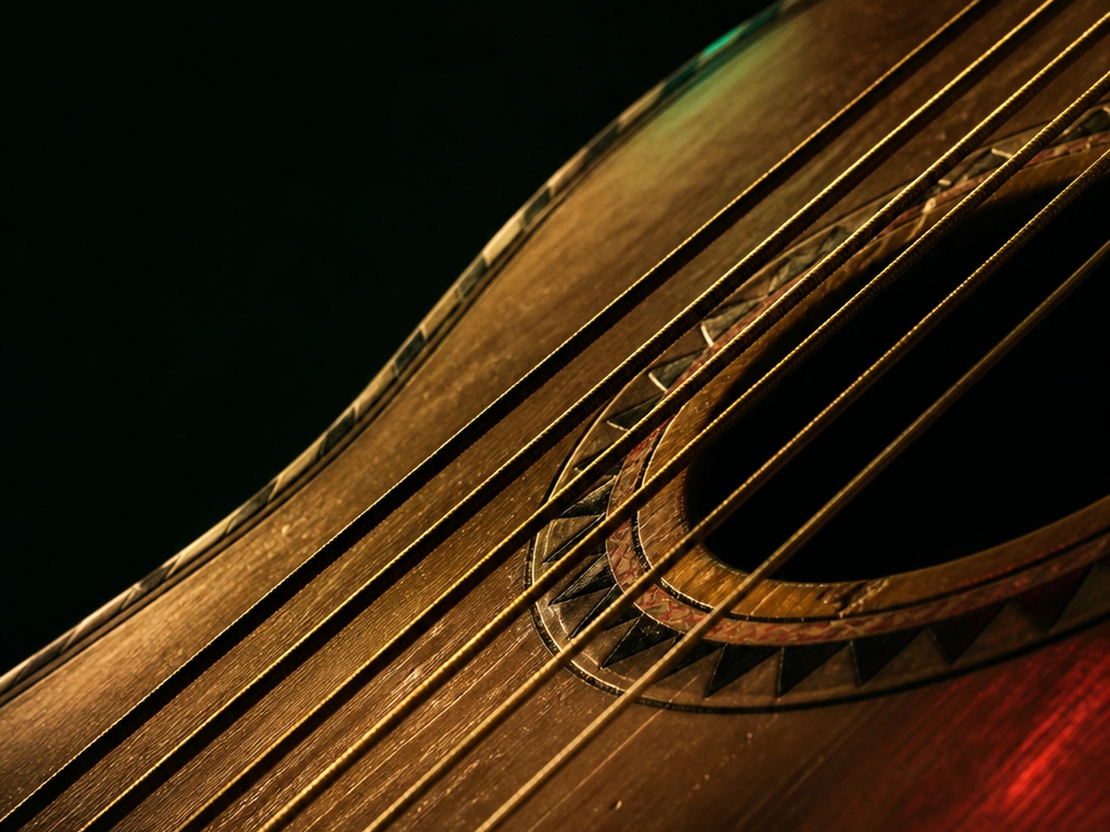 Detalle de las cuerdas y madera de un instrumento tradicional de mariachi.